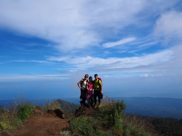group shot along rest point on the hike - mount rinjani trek | Mt Rinjani Hike