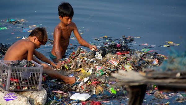 2 children sieving out rubbish in the river | Slums in Manila| Homelessness in the Philippines