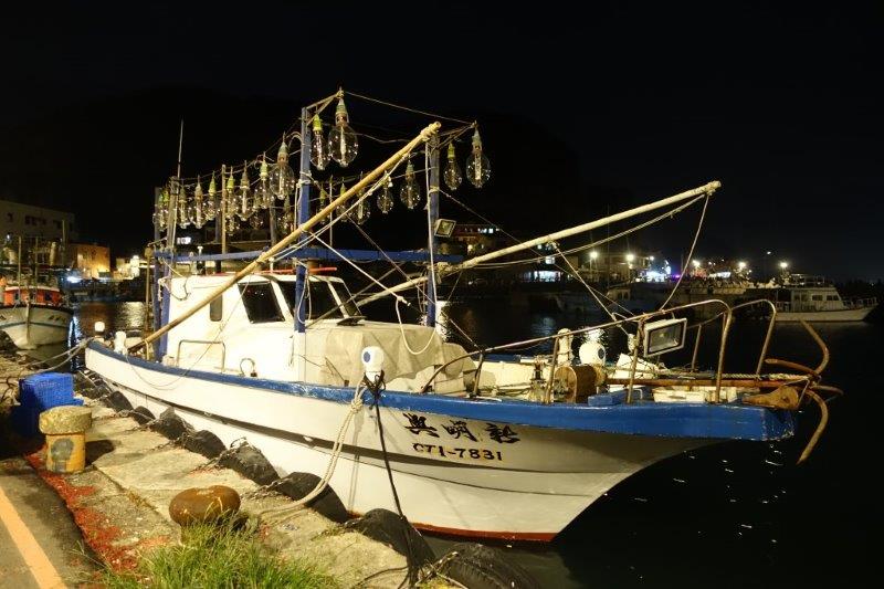 Fishing boats spotted at Long Dong jetty. they do a lot of night fishing, hence explains the tons of lights on the boat | Jiufen climbing and more