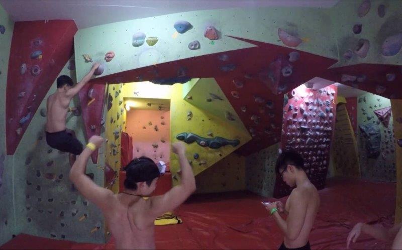 Play at Safra Yishun Gym for Bouldering - Photo credited to @OnlyDanish
