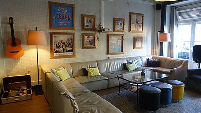 Cosy living room area to chat/ mingle and have some sangaria or beer