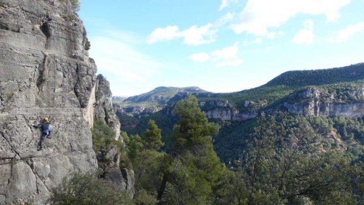 Plenty of world class routes to choose from, from Grade 5a to 9+s. Can you spot tiny Cez on the rock face?! | climbing in spain