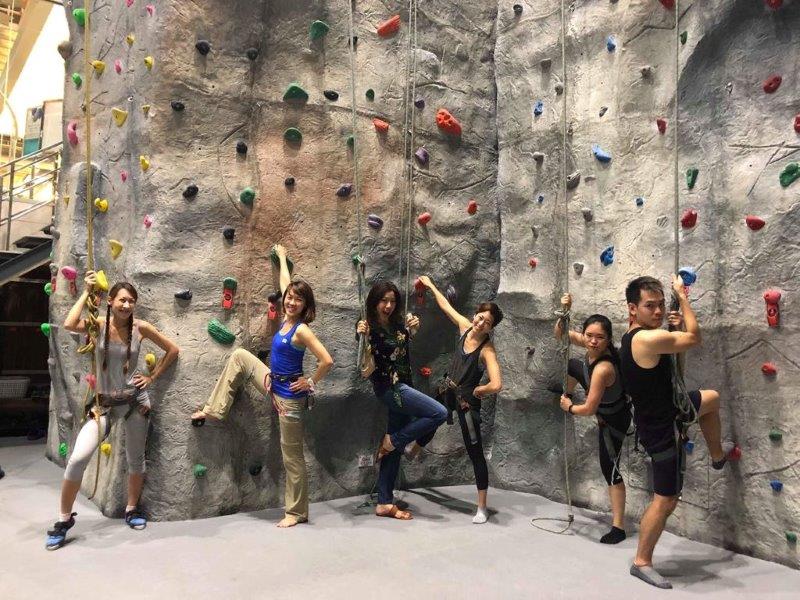 Making new climbing friends at Long Dong Taiwan after dropping in