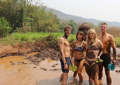 The muddy four. Remco really looks like the elephants has just spat a chunk of mud at him, while in fact it is actually Cezs doing.
