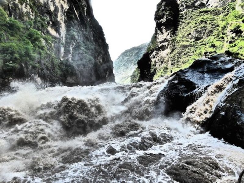 Tiger Leaping Gorge trek Nomadic Boys fast rapids of Tiger Leaping Gorge
