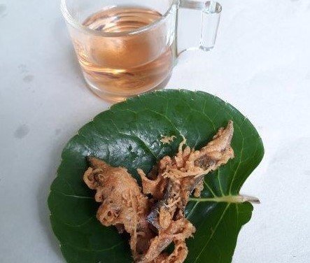 Fried crispy taboon leaves and roi roo herbal tea