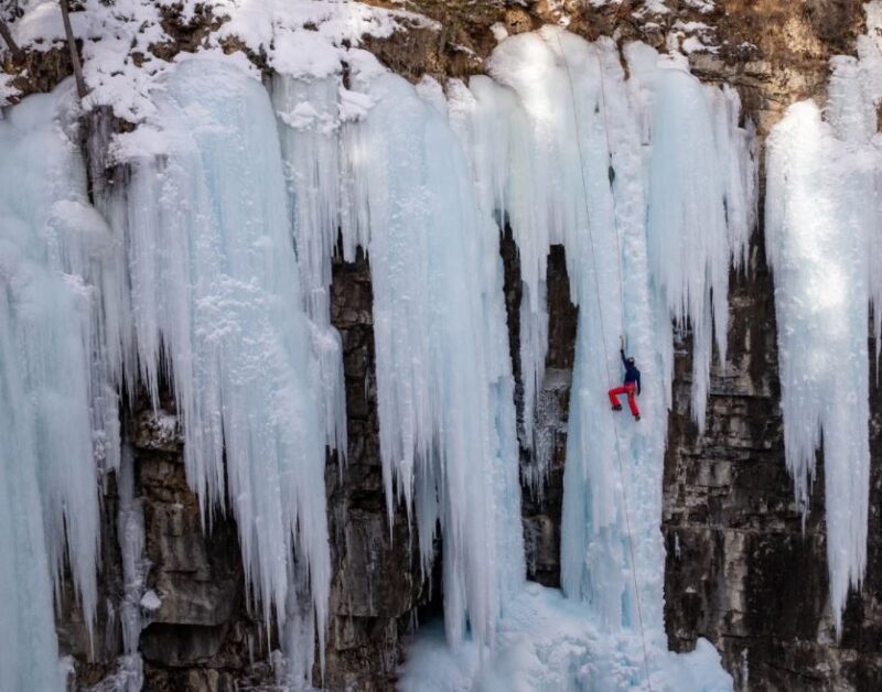 how does ice climbing work
