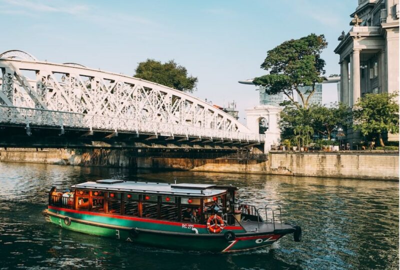 Discover the sights and sounds of the calm waters of Singapore.