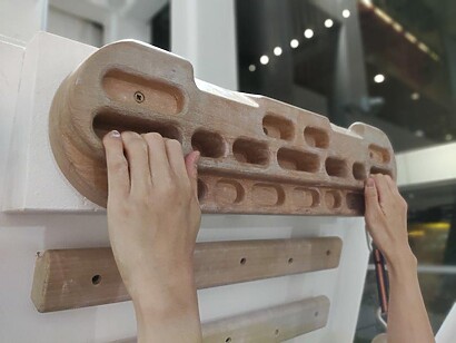 climbing hangboard grip with both hands