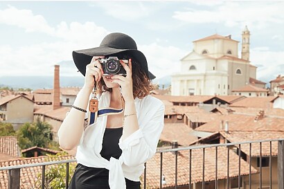 solo female travel photo solo female travel taking a photo
