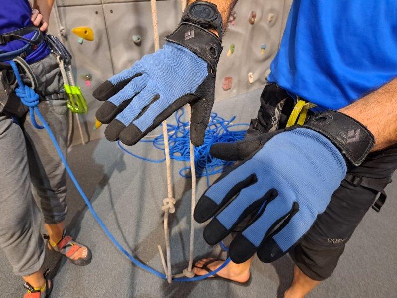 blue climbing gloves for rock climbing