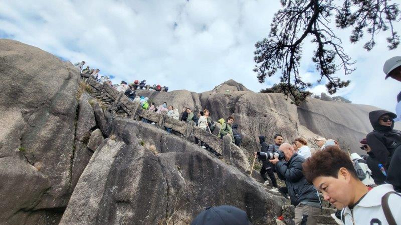 Important Tips prior to your Huangshan Trip - crowds on huangshan