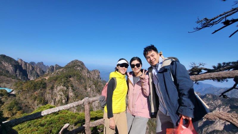 group shothiking at huangshan mountain trails