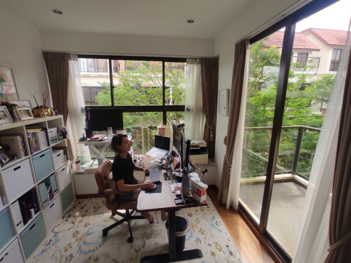 comfy workspace in Singapore that helps to make a living traveling full-time