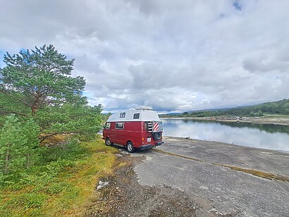 taking a short break from the road trip by the lakeside og Chasing Your Dreams: Campervaning in the Nordic Region